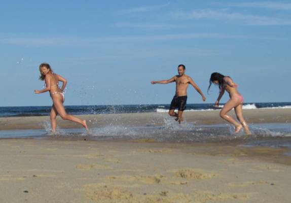 Bricadeiras e muita farra aproveitando o dia de sol na praia de Marconi Beach, em Cape Cod, litoral sul de Massachusetts, nos Estados Unidos
